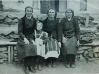 Vpravo matka Evgenia Popovská v obci Prasino v Řecku