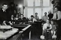 Krejčovská firma strýce Miloslava Konečného / na snímku vlevo / Gertruda Ješonková s panenkou / Ostrava / asi 1945 