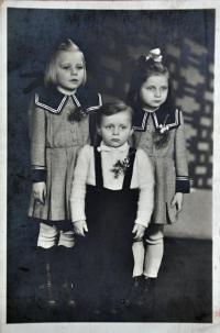 Gertruda Ješonková / vlevo / s bratrancem Milanem a sestřenicí Milenou Konečnými / Ostrava / asi 1948
