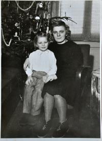Gertruda Ješonková s matkou Lýdií Talagovou / Ostrava / asi 1948