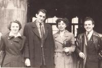 Svatební foto rodičů Tatjany 1950 - uprostřed Vladimír Hejnyš a Ludmila Hejnyšová