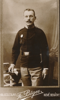 Father in the military, 1910
