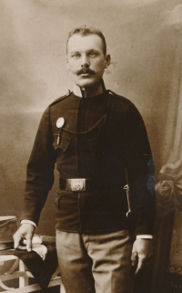Father in the military, 1910