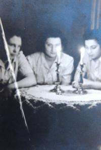 Night before Shabat. From left: Aviva Markovičová (Magen), Eva Fürstová (Chava Livni), Soňa Brücková (nyní Bachner), in 1942