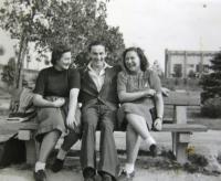 From left: Eva Fürstová (Chava Livni), Jehuda Reves (Pufi), Aviva Markovičová (Magen), in 1942. 