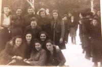 skupina kamarádek z hnutí Makabi Hacair na zimním táboře v Kežmarských Žleboch. Prosinec 1945.