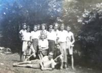 Bratislavská skupina Makabi Hacair na letním táboře. Poválečné foto, nedatováno.