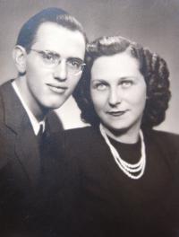 Svatební foto Avivy Markovičové a Ivana Becka (Yochanana Magena). 1948. 