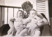 Aviva Magen s dvojčaty, dcerou Anat a synem Eilonem. 1956. 