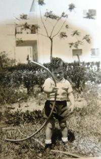 Son Eilon holding a hose, 1960