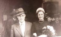 svatební fotografie Lisy Kumermann (Elishevy Gidron) a Ja´akova Wurzela, prvního manžela. 18. 5. 1945, Praha.