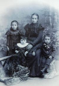 Babička Anna Erteltová se svými dětmi