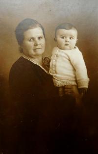 Bruno Ertelt with his grandmother, Anna Háblová