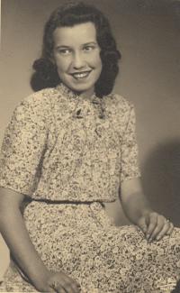 Jana Dubová ve věku 15 let (1941)