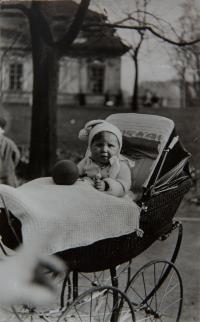 Jana Dubová před rodným domem (1927)