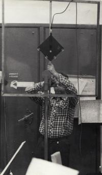 1973 - intalace bezodrazového mikrofonu ve studiu 1 (Čs. rozhlas) 