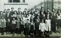 Druhá zprava v první řadě Irini Tcapasová s dalšími dětskými uprchlíky z Řecka v dětském domově v Albánii v roce 1948