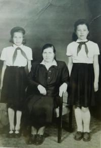Irini Tcapas (Bulgurisová) se sestrou Vasiliki a matkou Evgenii v roce 1956 po příjezdu do Vrbna pod Pradědem
