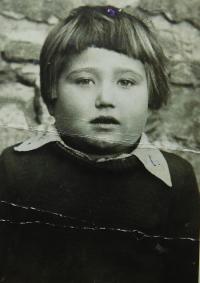 Irini Tcapasová (Bulgurisová) v roce 1948 v Albánii