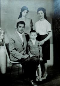Vpravo nahoře Irini Bulgurisová (Tcapas) se sestrou Vasiliki, bratrem Apostolem a bratrancem v roce 1963