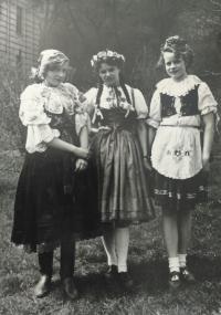 1. máj 1954 na Petříně v krojích (L. Václavová vlevo)