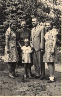 Praha 1943 ve Strašnicích zleva Milada, matka Berta, otec Ladislav a Marta, vpředu sestra Ludmila