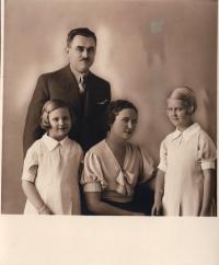 Bělehrad  1936 zleva Marta, matka Berta a sestra Milada, otec Ladislav