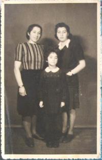 Lydia Stern with her mother and younger sister