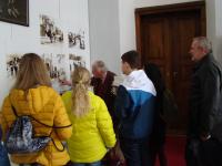 Jan Podstatzky-Lichtenstein is showing photos to the children 