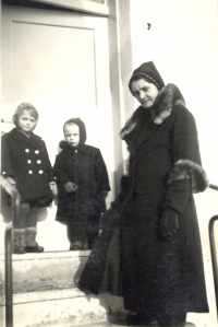 Marie with her mum and sister