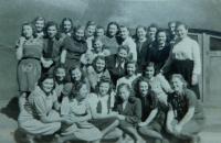 České dívky z ročníku 1924 na nuceném nasazení v Pössnecku v Německu