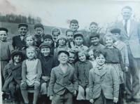 Josef Šimek se svou školní třídou v roce 1955 v Petrovicích