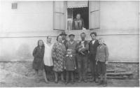 Matky (dívka vlevo) s rodinou před statkem v Troji