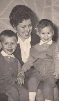 Hana Šlechtová se syny Markem a Vítem, cca 1965