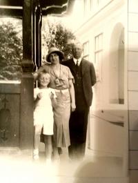 Vladimír s matkou a otcem, kolem roku 1928