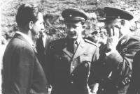Gen. L. Svoboda (vpravo) s Bindzarovým přítelem Petrem Gaugurem (uprostřed) 1954 na Dukle