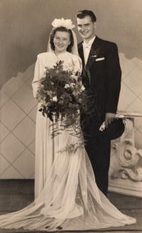 Svatební foto Jaroslavy a Jaroslava Doležalových 2, rok 1943