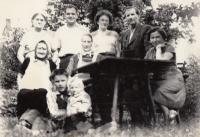 Jaroslava Doležalová s rodinou a rodina Wilhelmových, rok 1960