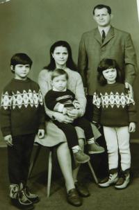 Sterios Kiriazopulos s manželkou a dětmi