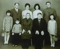Rodina Kiriazopulosova. Nahoře bratr Petros s manželkou a Sterios Kiriazopulos s manželkou. Dole rodiče a děti