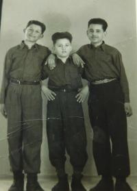 Vlevo Sterios Kiriazopulos s kamarády v Maďarsku v roce 1950