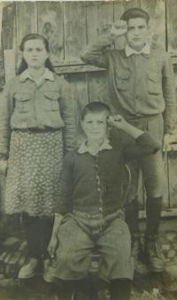 Vpravo Sterios Kiriazopulos s kamarádem a vychovatelkou 9. listopadu 1948 v Albánii