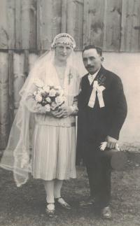 Svatební fotografie rodičů Hedviky Bartschové