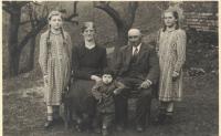 Rodinná fotografie, zleva: sestra Angela, matka Ludmila, bratr Gottfried, otec František a Hedvika v roce 1940