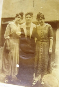 Grandma Anna Neumann with her daughters Valeska and Ilona (aunts of Hana Sternlicht).