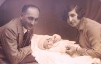 Arnold and Irena Neumann with their daughter Hana. 1930