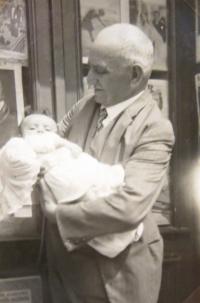 Hanka Neumannová with her grandpa Jindřich Kačer. 1930.
