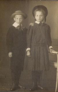 Siblings Ottyla and Otakar - coming to Germany after the death of their parents