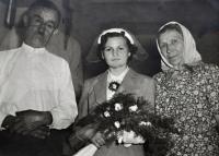 Květoslava Blahutová's wedding photo / stepfather Josef Kubica on the left / aunt and stepmother Anežka Kubicová on the right 
