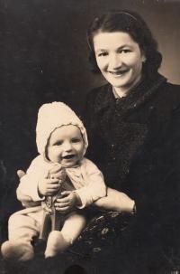 Jan Kůrka, půlroční, s maminkou Boženou
